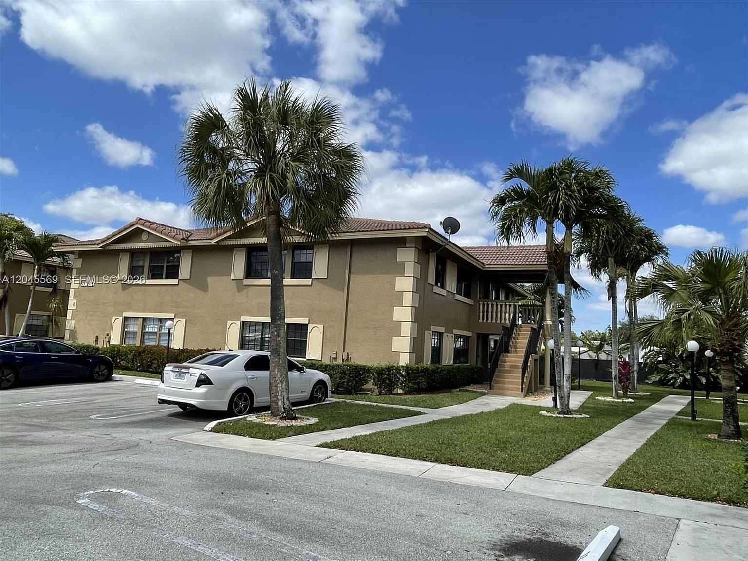 2800 Riverside Dr #203 photo 3